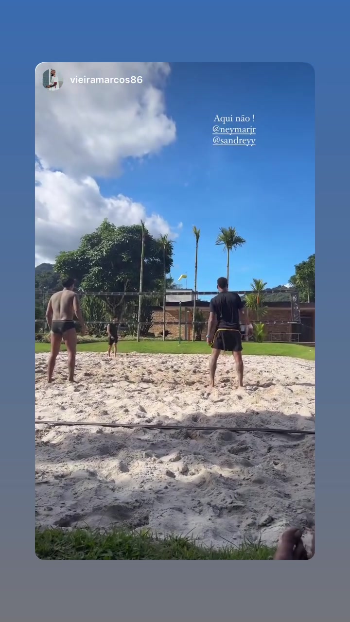 享受休闲时光！内马尔社媒晒玩足排球照片+视频