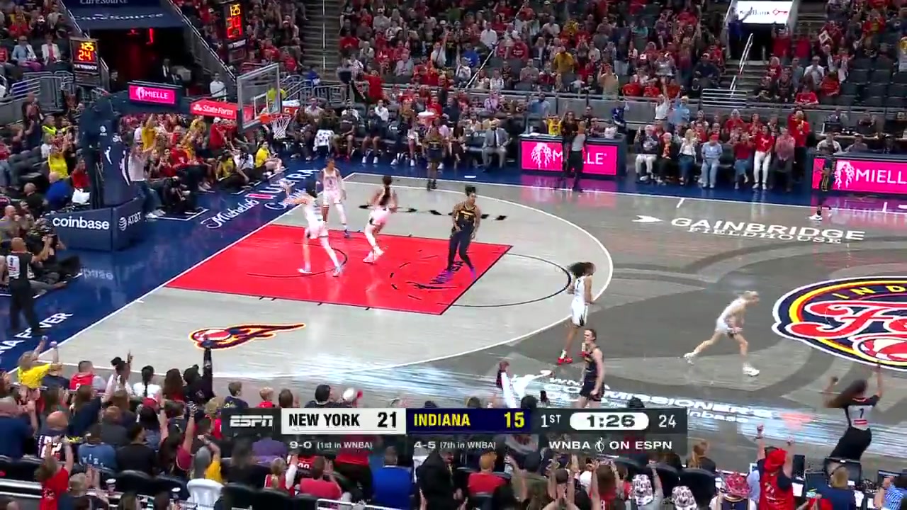 王者归来！凯特琳-克拉克复出砍32分8板9助7三分 连续3记超远燃爆